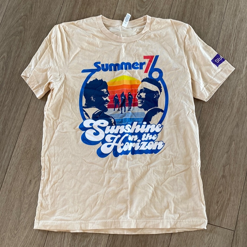 76ers Men’s short sleeve T-shirt size Large Sunshine on the Horizon